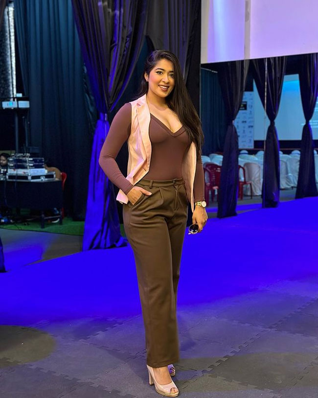 Staggering Glamour Show Of Nikita Sharma In New York